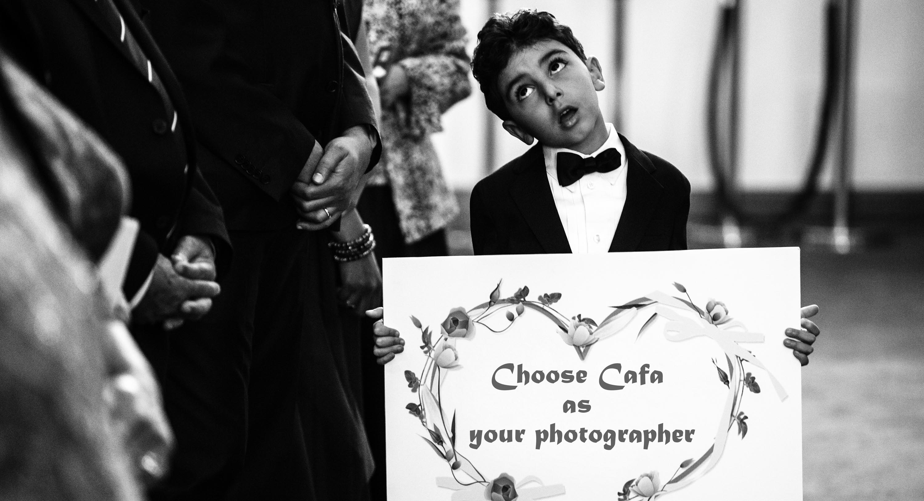 the kid was holding a sigh said choose cafe as your photographer