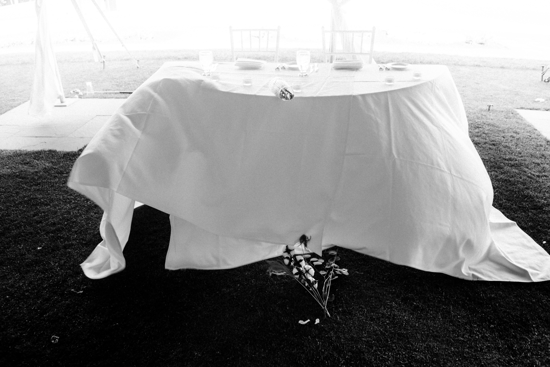 the flower is fall down off the main table by the wind taken by toronto wedding photographer cafa liu