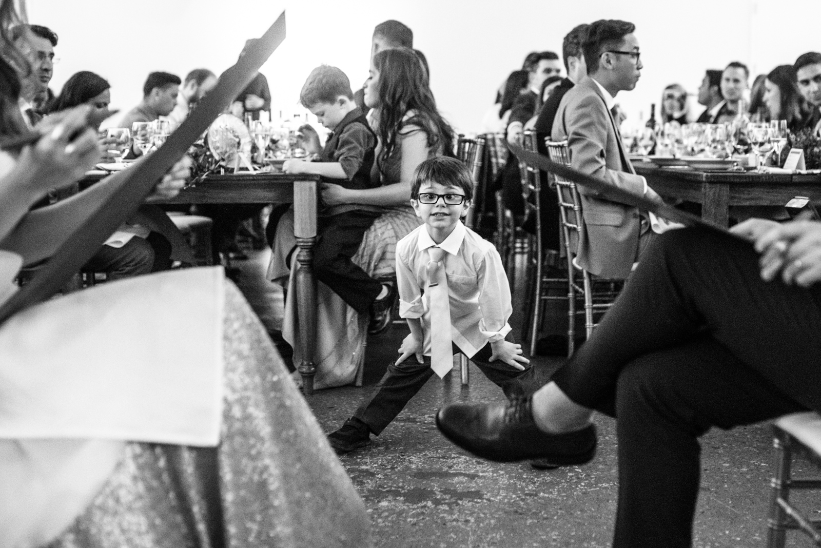 candid moment of kid is looking at the couple painting on wedding reception taken by documentary wedding photographer cafa liu